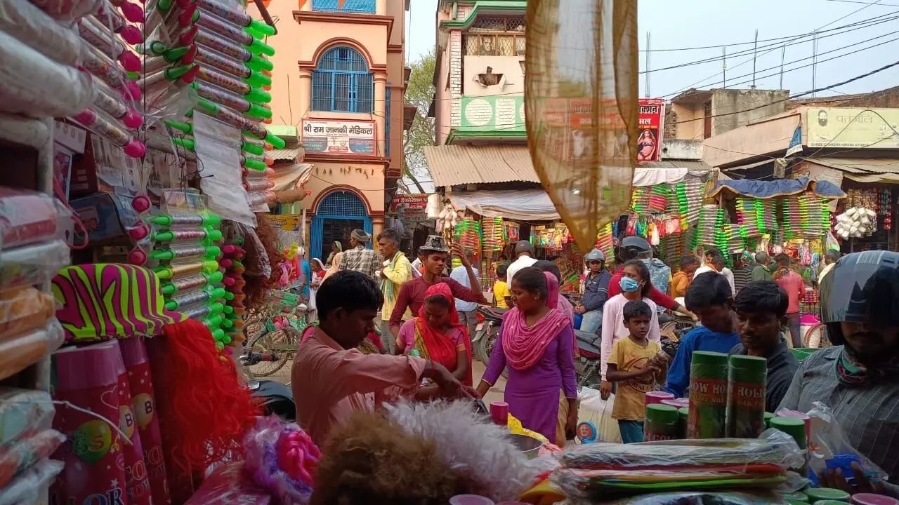 सीमावर्ती रुपईडीहा बाजार में होली पर्व को लेकर बढ़ी रौनक