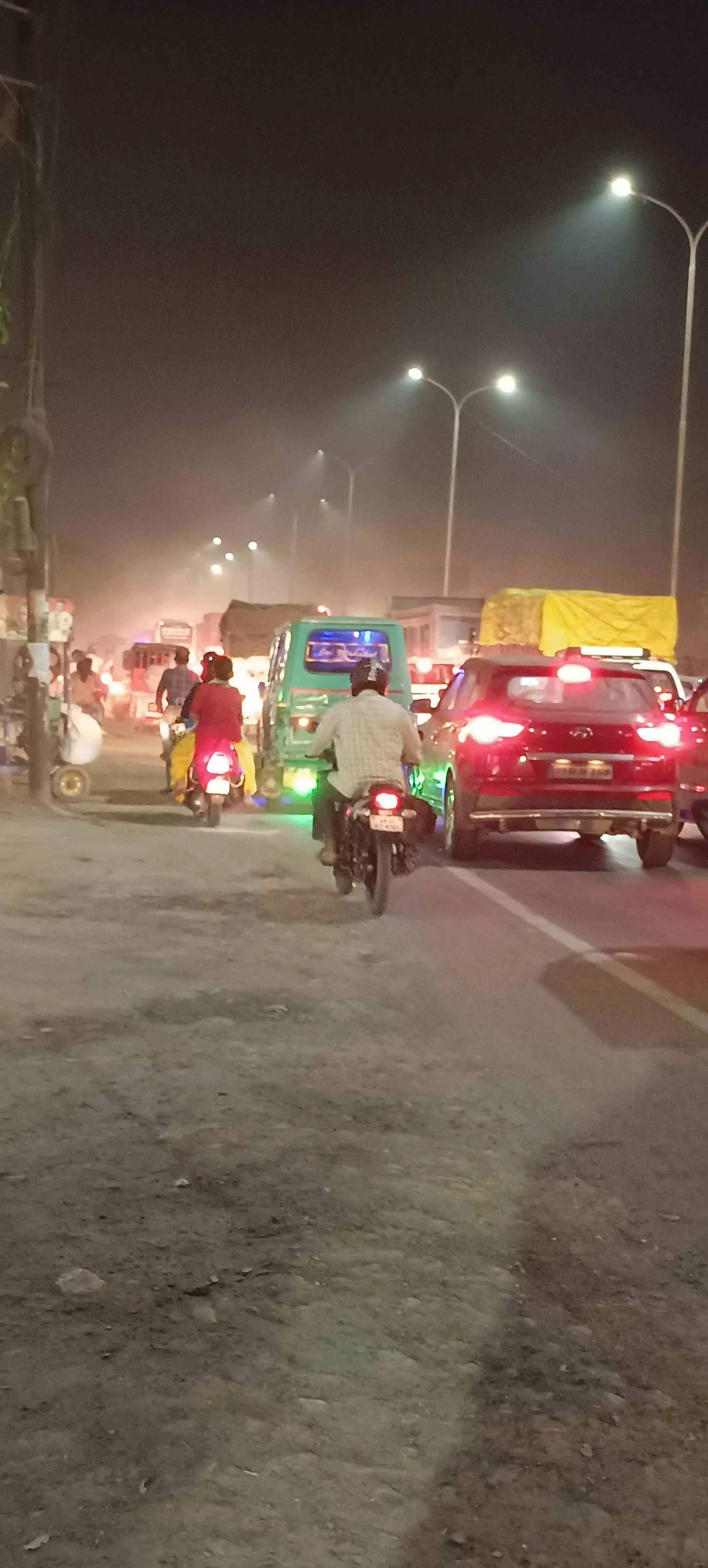 नादरगंज चौराहे पर शाम होते ही लगता है भीषण जाम