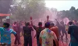 पुलिसकर्मियों ने भी खेली होली