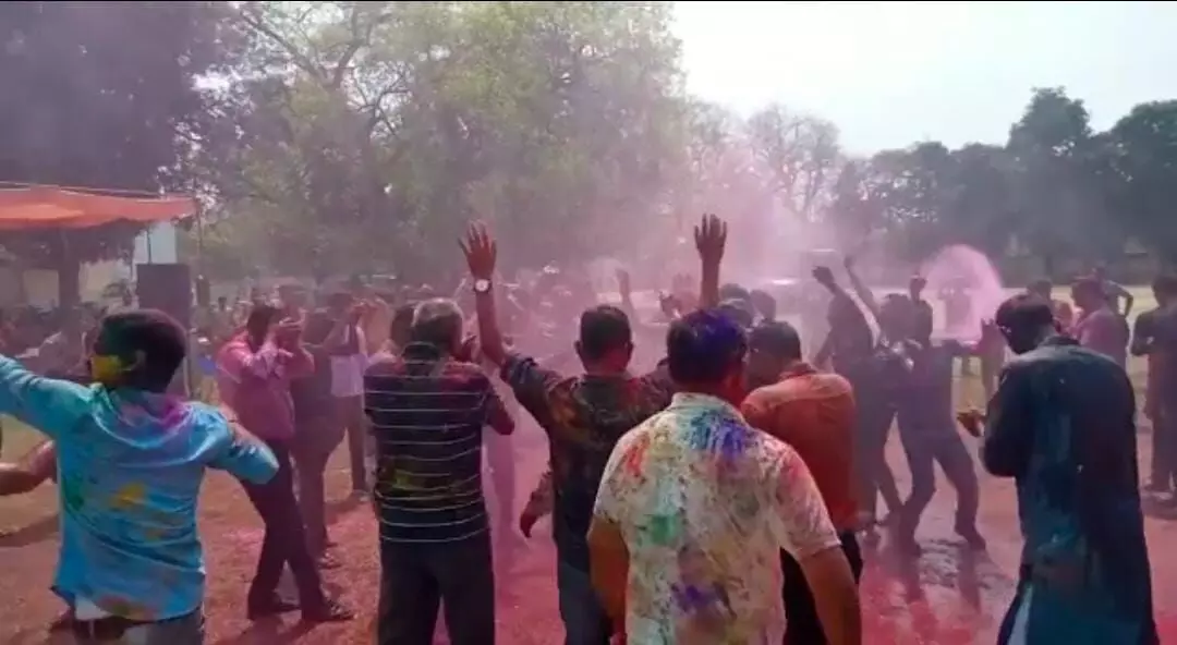 पुलिसकर्मियों ने भी खेली होली