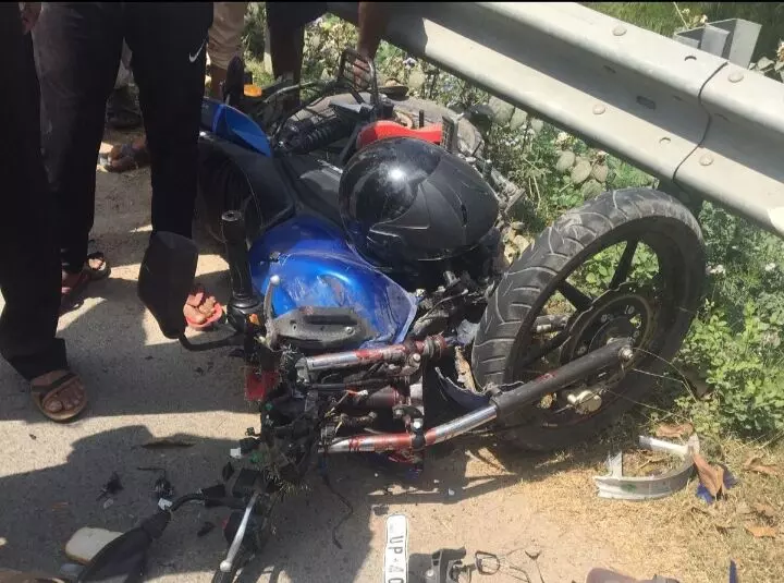 सड़क दुर्घटना में एक युवक की मौत, 3 अन्य गंभीर रूप से घायल