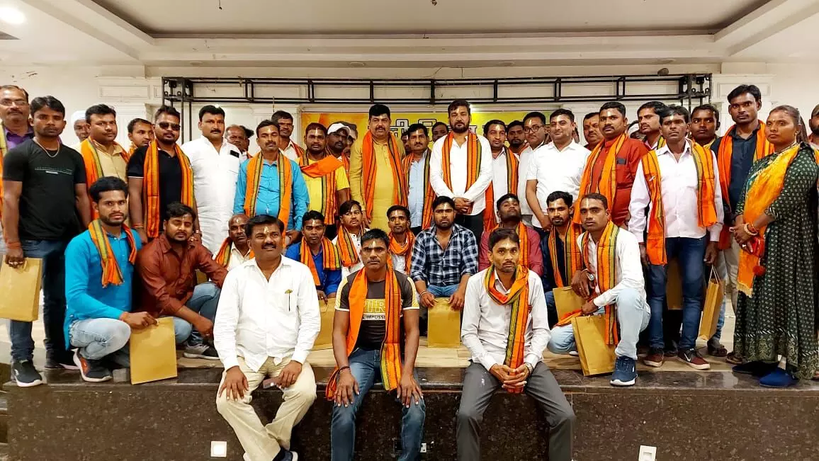 होली मिलन समारोह में क्षेत्र पंचायत सदस्यो ने एक दूसरे को लगाया गुलाल,गले मिल दी बंधाई