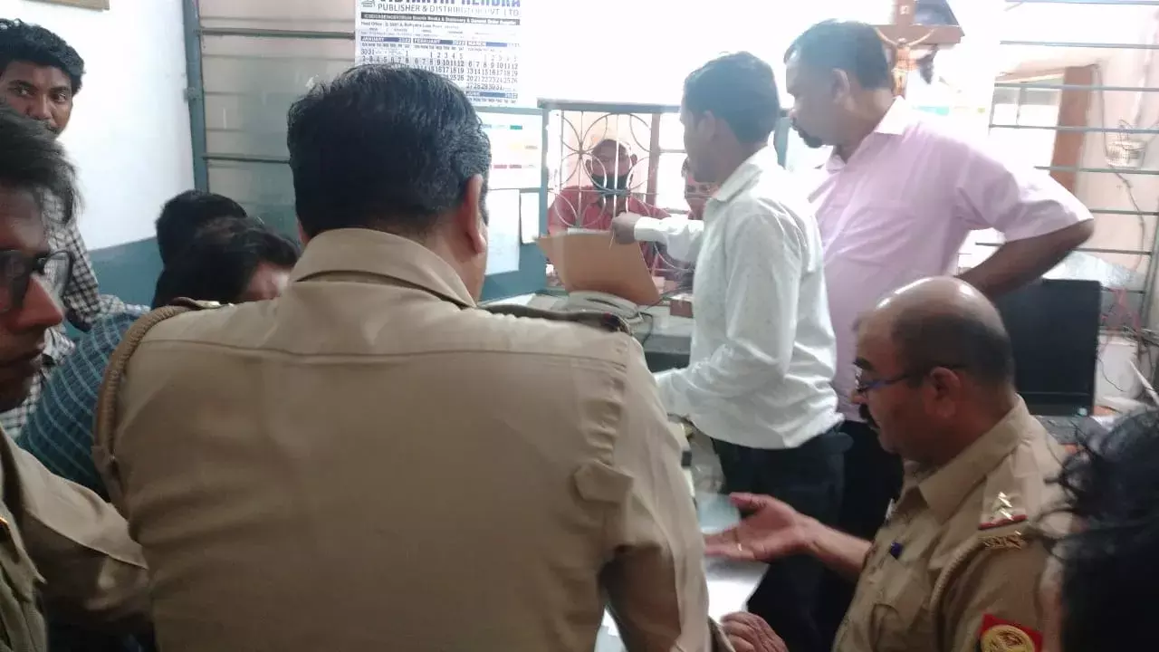 शुल्क अदेयता में प्रवेश पत्र देने से इन्कार, छात्रों व अभिभावकों ने किया हंगामा--------