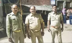 कबूलपुर बाजार में पुलिस ने लगायी गस्त, अपराधियों व चोरों के हौंसले पस्त