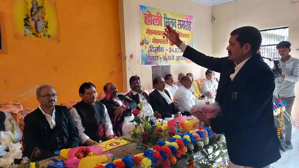 अधिवक्ताओ ने एक-दूसरे को गुलाल लगा खेली फूलो की होली