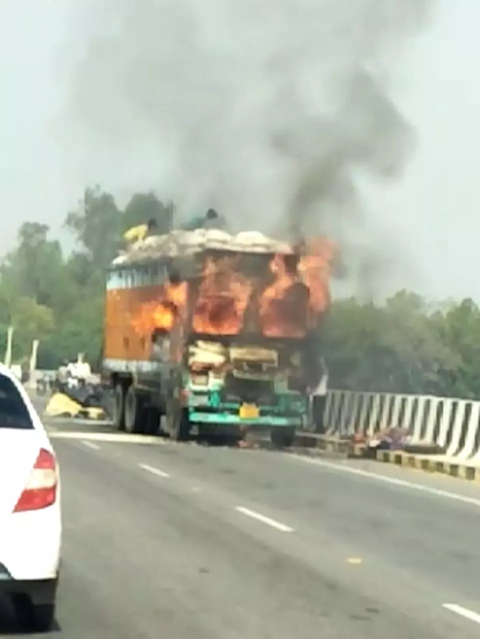 चलता ट्रक धूं-धूं कर जला, चालक खलासी ने कूदकर बचाई जान