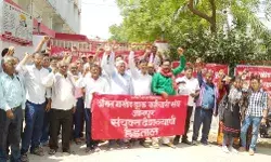 केन्द्रीय आह्वान पर जौनपुर के डाककर्मियों ने किया धरना-प्रदर्शन केन्द्रीय आह्वान पर जौनपुर के डाककर्मियों ने किया धरना-प्रदर्शन