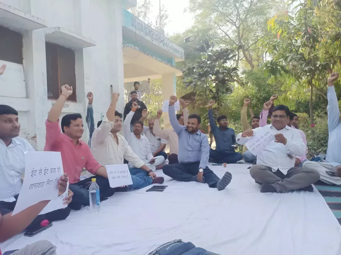 निजीकरण के विरोध वा अपनी मांगों को लेकर विधुत कर्मचारियों ने किया प्रदर्शन