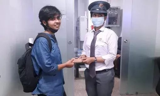 рдореЗрдЯреНрд░реЛ рдореЗрдВ рдЫреВрдЯрд╛ рдкрд░реНрд╕ рдорд┐рд▓рдиреЗ рдкрд░ рдЦреБрд╢ рд╣реЛ рдЧрдпреА рдорд╣рд┐рд▓рд╛ , рдХрд┐рдпрд╛ рд▓рдЦрдирдК рдореЗрдЯреНрд░реЛ рдХреА рддрд╛рд░реАреЮ рдореЗрдЯреНрд░реЛ рдореЗрдВ рдЫреВрдЯрд╛ рдкрд░реНрд╕ рдорд┐рд▓рдиреЗ рдкрд░ рдЦреБрд╢ рд╣реЛ рдЧрдпреА рдорд╣рд┐рд▓рд╛ , рдХрд┐рдпрд╛ рд▓рдЦрдирдК рдореЗрдЯреНрд░реЛ рдХреА рддрд╛рд░реАреЮ