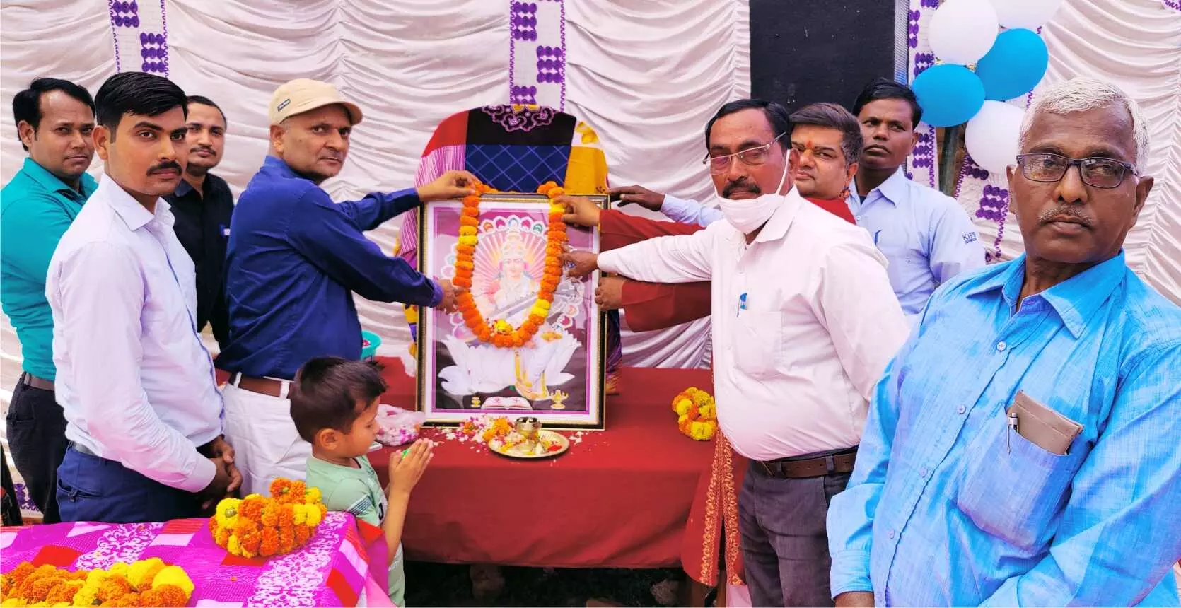 देव एलाइड हेल्थ इन्स्टीट्यूट में समारोह करके छात्रों को दी गयी विदाई