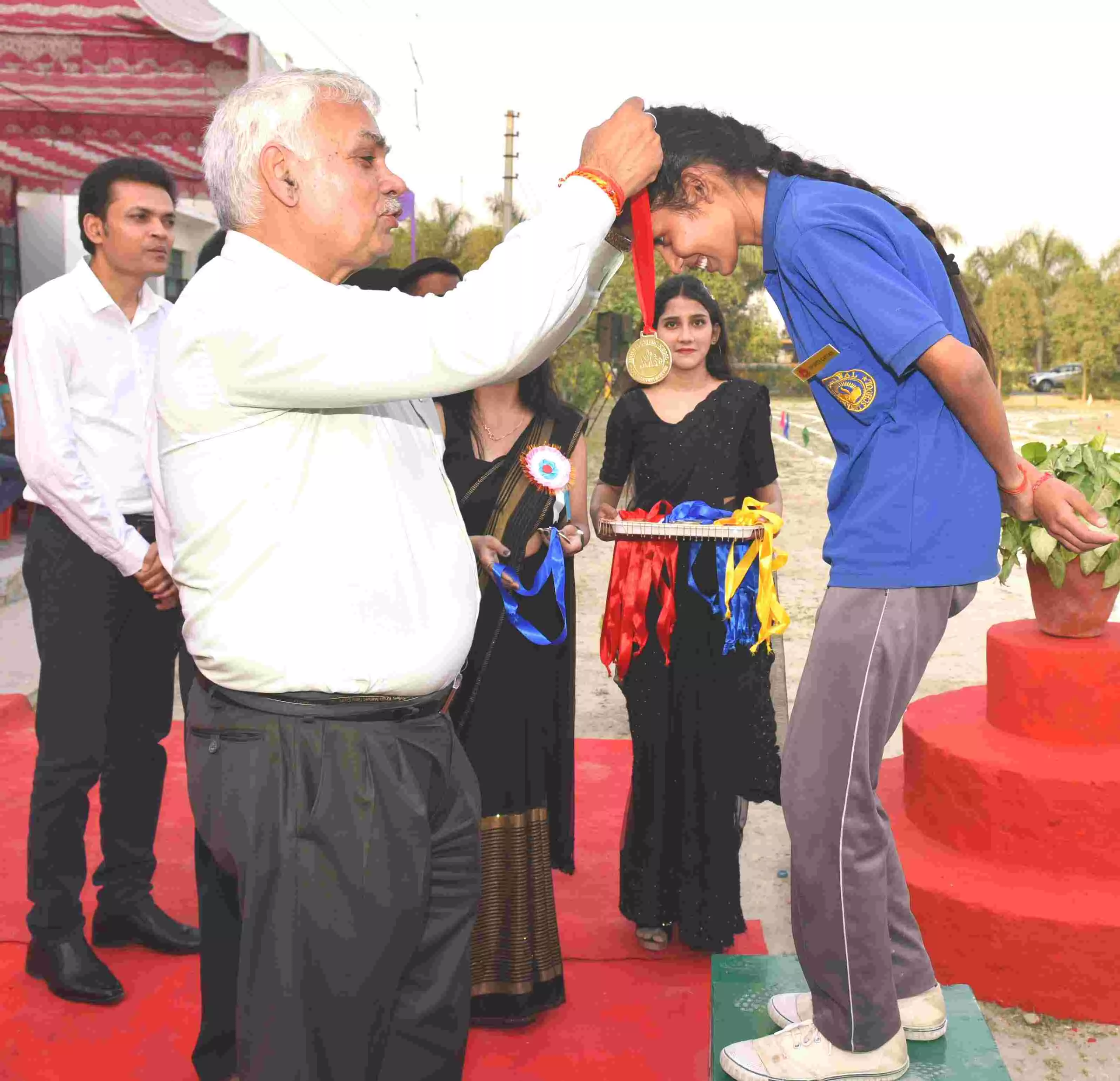 खेल-कूद से बाहरी और योग से आन्तरिक स्वास्थ्य होता है बेहतर खेल-कूद से बाहरी और योग से आन्तरिक स्वास्थ्य होता है बेहतर