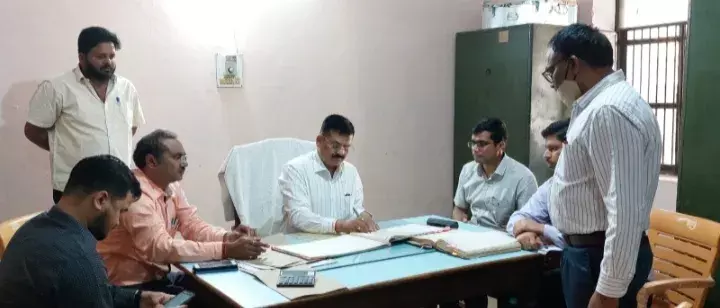 डीएम ने कोषागार के डबल लाक का किया निरीक्षण