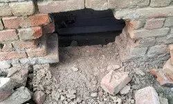 ग्राम प्रधान के घर नकब लगाकर चोरों ने उड़ाये लाखों के सामान।