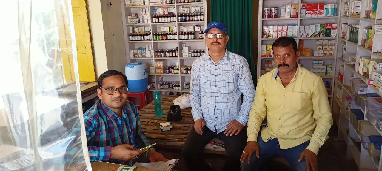 नकली दवाओं के बिकी कीशिकायत पर पहुंचे अधिकारी, लिये नमूने