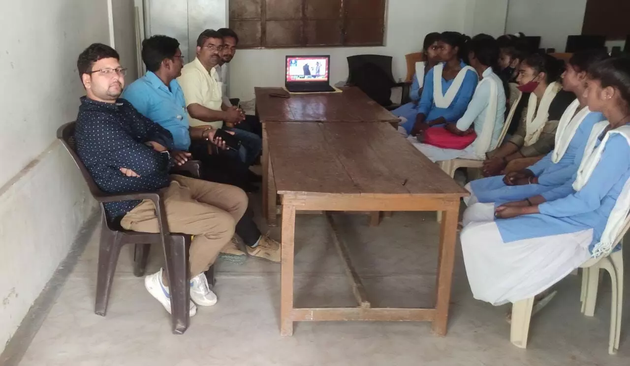 जवाहर लाल नेहरू इंटर कालेज के छात्र छात्राओं ने टी वी पर देखा प्रधान मंत्री का परीक्षा पर चर्चा कार्यक्रम का सीधा प्रसारण