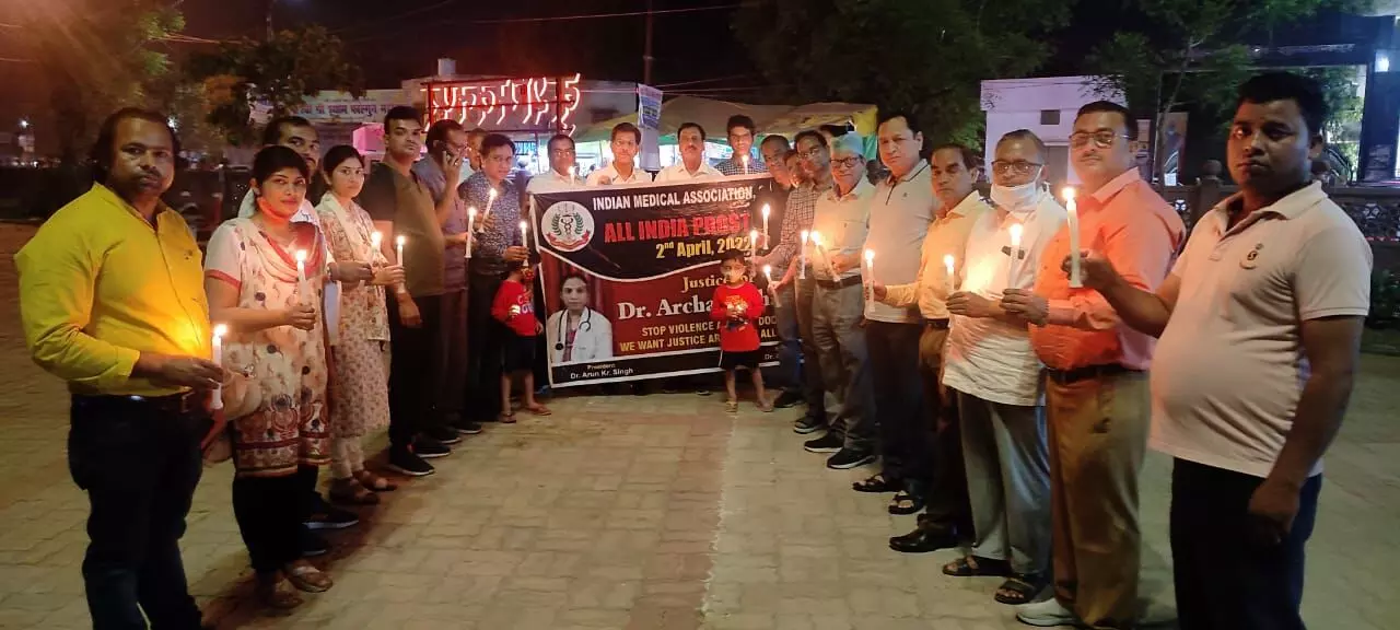 आइएमए ने कैंडल जलाकर चिकित्सक को दी श्रद्धांजलि आइएमए ने कैंडल जलाकर चिकित्सक को दी श्रद्धांजलि