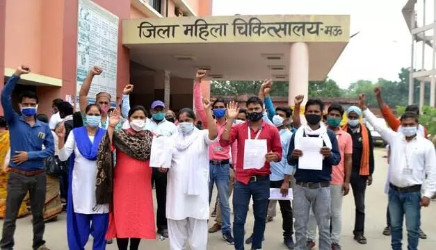 आउटसोर्सिंग कंपनियों से आए चिकित्सा कर्मियों को बकाया मानदेय के बजाय दिया गया कार्य से मुक्त होने का पत्र