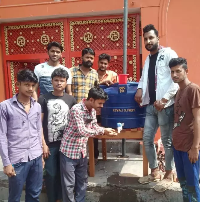 मंदिर प्रबंधक ने गर्मी में प्यास बुझाने के लिए पेयजल की व्यस्था