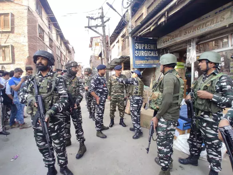 श्रीनगर में आतंकी हमला, सीआरपीएफ का एक जवान शहीद श्रीनगर में आतंकी हमला, सीआरपीएफ का एक जवान शहीद