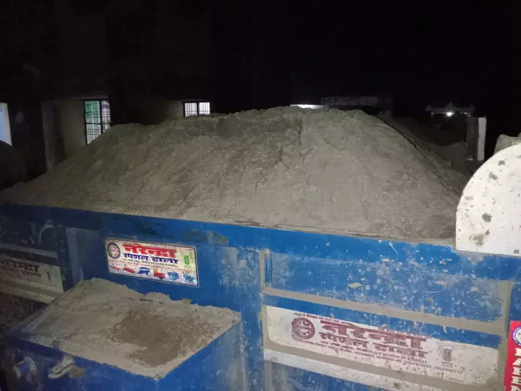 अवैध बालू खनन में वांछित ट्रेक्टर ट्रॉली सीज