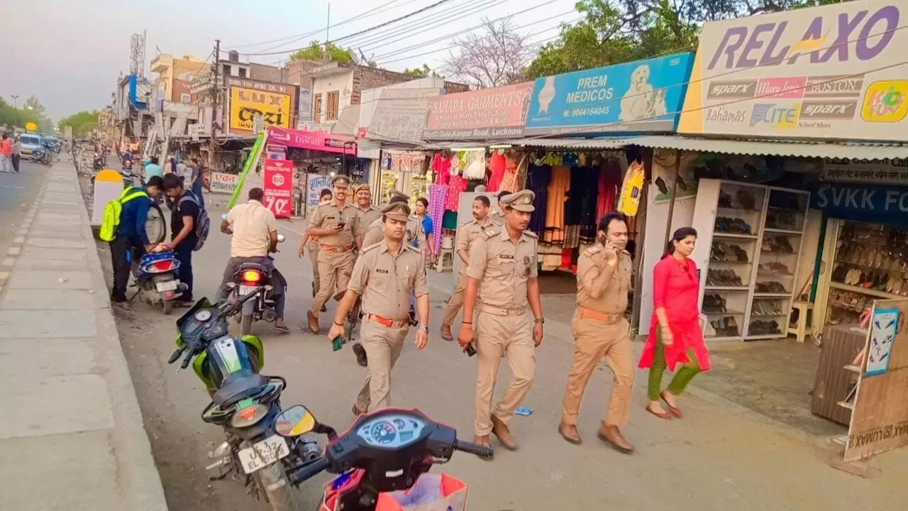 सरोजनी नगर पुलिस ने किया फ्लैग मार्च