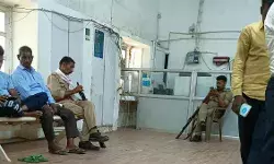 बैंक सुरक्षा में तैनात पुलिस कर्मी एक सो रहा तो दूसरा मोबाइल में व्यस्त बैंक सुरक्षा में तैनात पुलिस कर्मी एक सो रहा तो दूसरा मोबाइल में व्यस्त