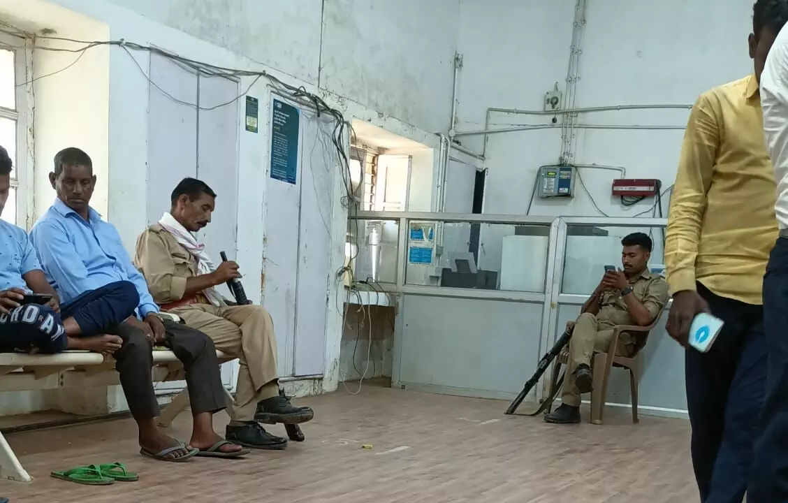 बैंक सुरक्षा में तैनात पुलिस कर्मी एक सो रहा तो दूसरा मोबाइल में व्यस्त