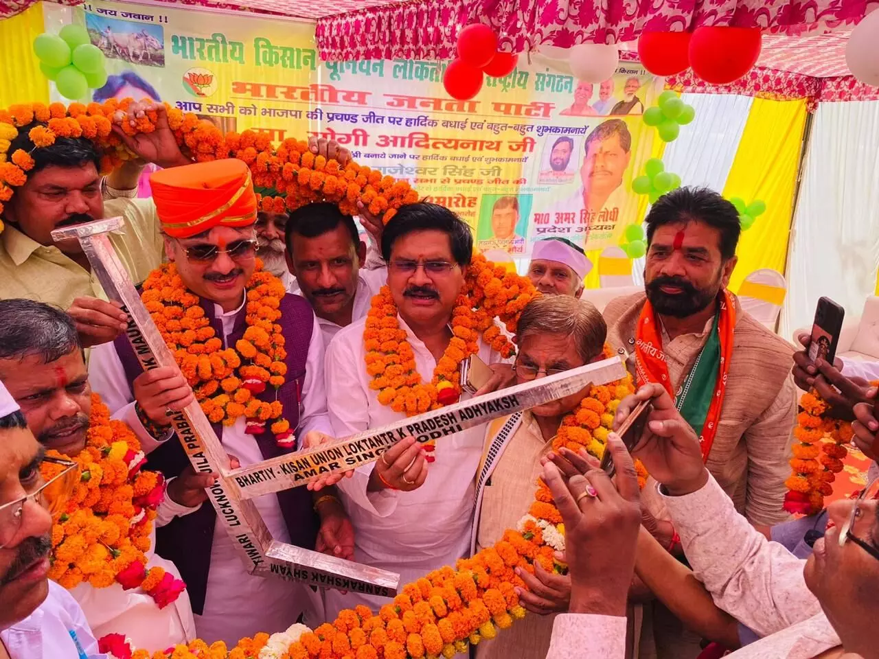 भारतीय किसान यूनियन ने सरोजनी नगर विधायक राजेश्वर सिंह का जोरदार स्वागत किया भारतीय किसान यूनियन ने सरोजनी नगर विधायक राजेश्वर सिंह का जोरदार स्वागत किया