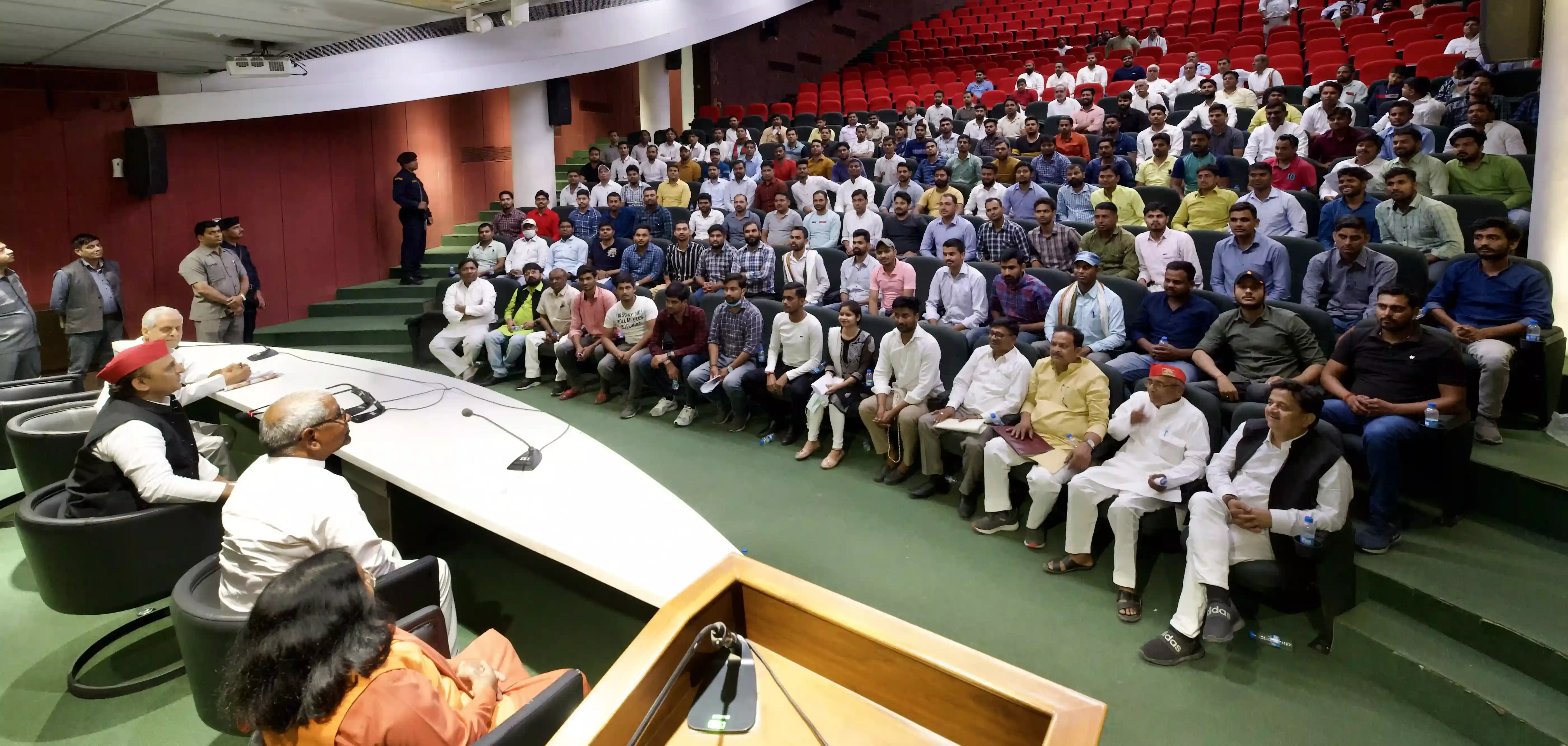 भाजपा नौजवानों के भविष्य के साथ खिलवाड़ कर रही:अखिलेश यादव