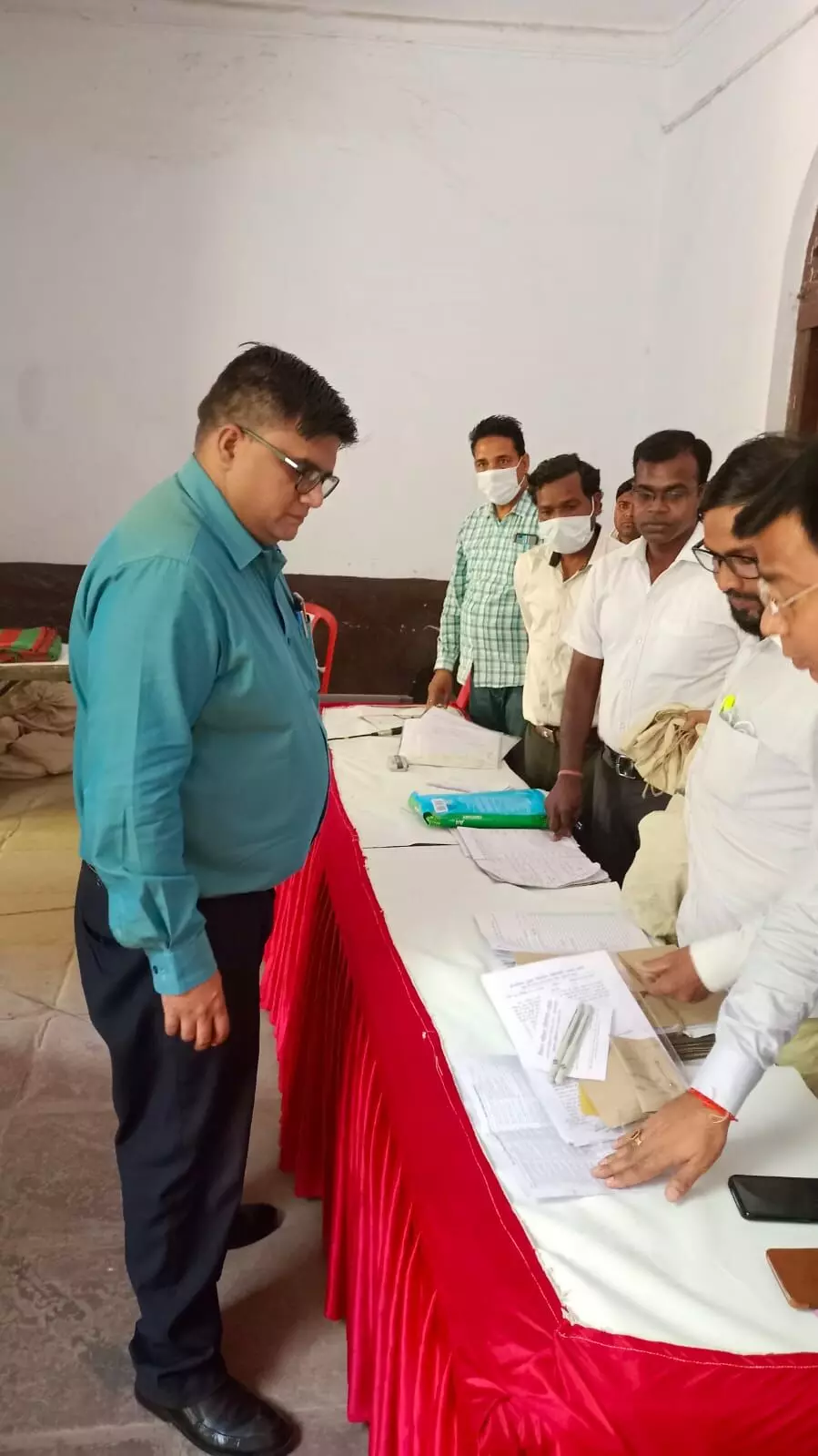 यम यल सी चुनाव को शांतिपूर्ण, निष्पक्ष कराये जाने को डी यम ने पोलिंग पार्टियाँ को किया रवाना