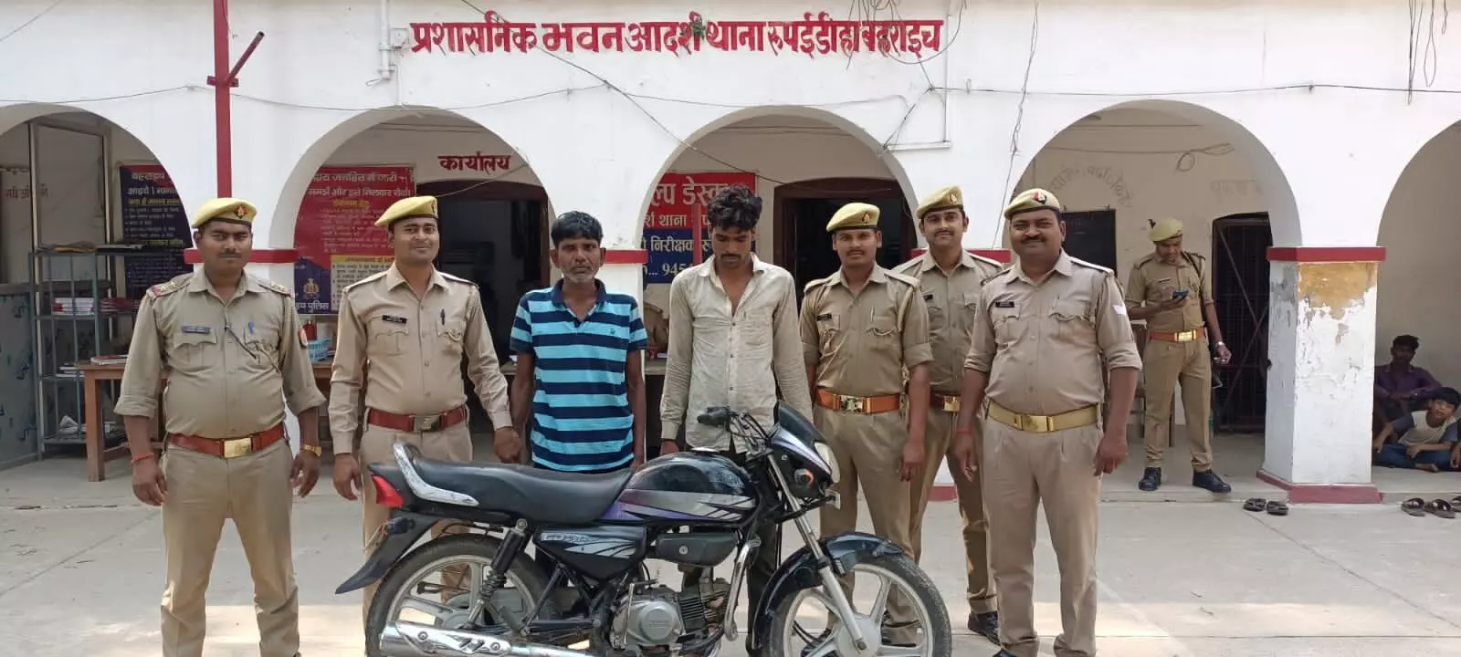 चोरी की मोटर साइकिल सहित दो चोर गिरफ्तार