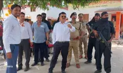 मतदान प्रक्रिया का जायज़ा लेने के लिए भ्रमणशील रहे डीएम व एसएसपी