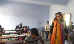 जिलाधिकारी एवं पुलिस अधीक्षक ने जनपद में स्थापित मतदेय स्थलों का निरन्तर भ्रमण कर लेते रहे मतदान का जायजा