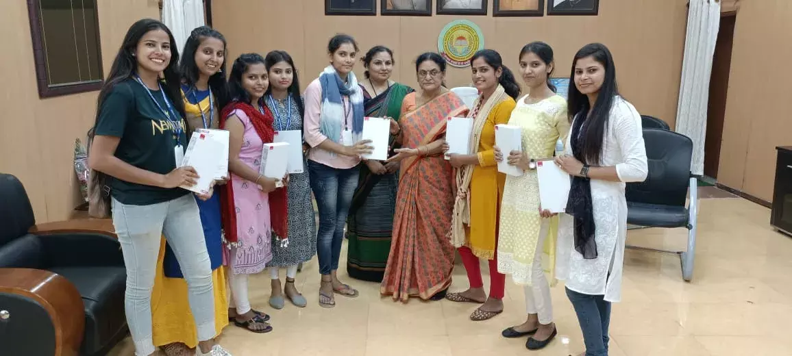 विश्वविद्यालय में छात्र-छात्राओं को बांटे गए टेबलेट