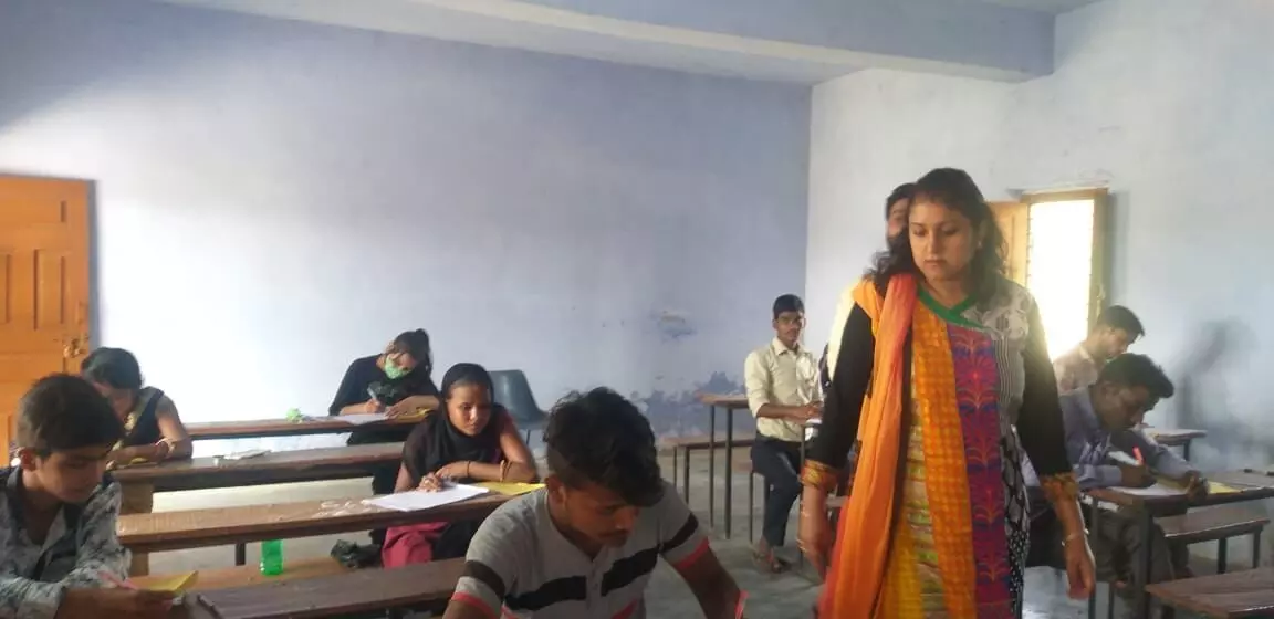 जिलाधिकारी एवं पुलिस अधीक्षक ने जनपद में स्थापित मतदेय स्थलों का निरन्तर भ्रमण कर लेते रहे मतदान का जायजा