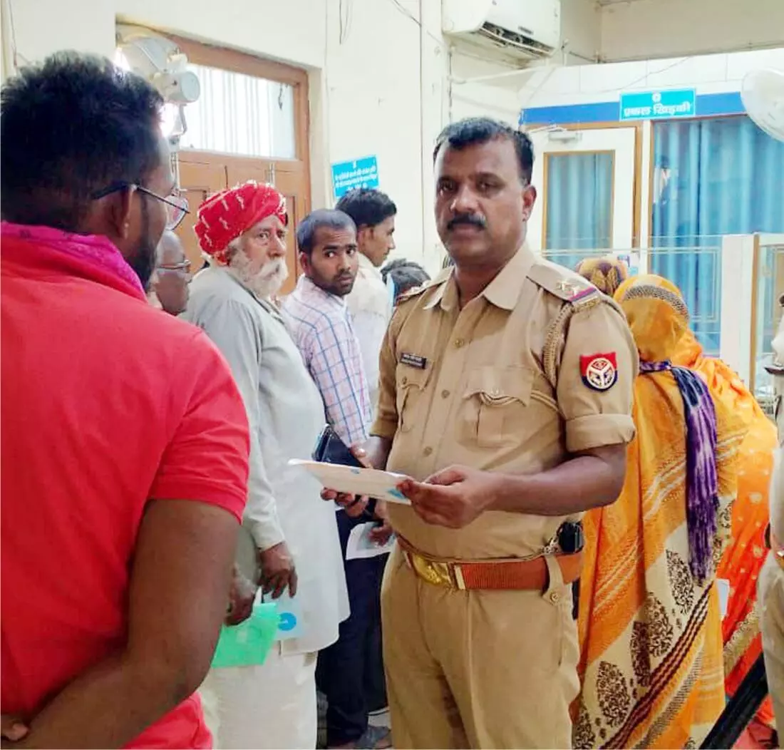 थानाध्यक्ष ने बैंक का किया सघन निरीक्षण थानाध्यक्ष ने बैंक का किया सघन निरीक्षण
