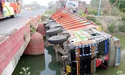 рдЕрдирд┐рдпрдВрддреНрд░рд┐рдд рд╣реЛрдХрд░ рдЯреНрд░рдХ рдирд╣рд░ рдореЗрдВ рдкрд▓рдЯреА, рдЦрд▓рд╛рд╕реА рдШрд╛рдпрд▓ рдЕрдирд┐рдпрдВрддреНрд░рд┐рдд рд╣реЛрдХрд░ рдЯреНрд░рдХ рдирд╣рд░ рдореЗрдВ рдкрд▓рдЯреА, рдЦрд▓рд╛рд╕реА рдШрд╛рдпрд▓