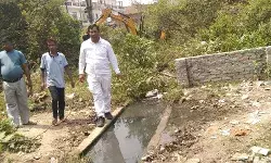 рд╕рдорд╛рдЬрд╕реЗрд╡реА рдиреЗ рдмрдВрдж рдкрдбрд╝реЗ рдирд╛рд▓реЗ рдХреЛ рдЬреЗрд╕реАрдмреА рд▓рдЧрд╛рдХрд░ рд╕рд╛рдл рдХрд░рд╛рдпрд╛ рд╕рдорд╛рдЬрд╕реЗрд╡реА рдиреЗ рдмрдВрдж рдкрдбрд╝реЗ рдирд╛рд▓реЗ рдХреЛ рдЬреЗрд╕реАрдмреА рд▓рдЧрд╛рдХрд░ рд╕рд╛рдл рдХрд░рд╛рдпрд╛