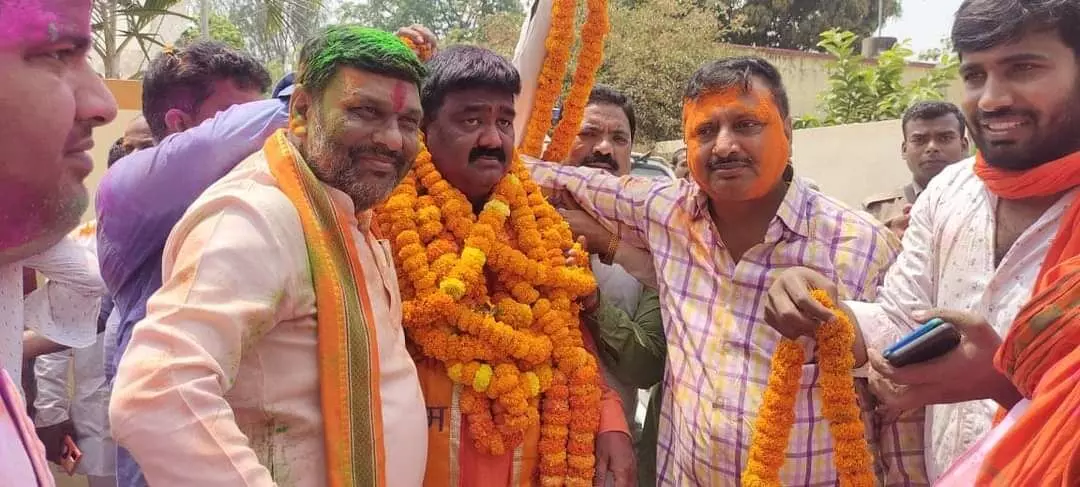 एम एल सी चुनाव परिणाम घोषणा के पूर्व ही उड़ने लगे अबीर गुलाल, बजने लगा ढोल नगाड़े