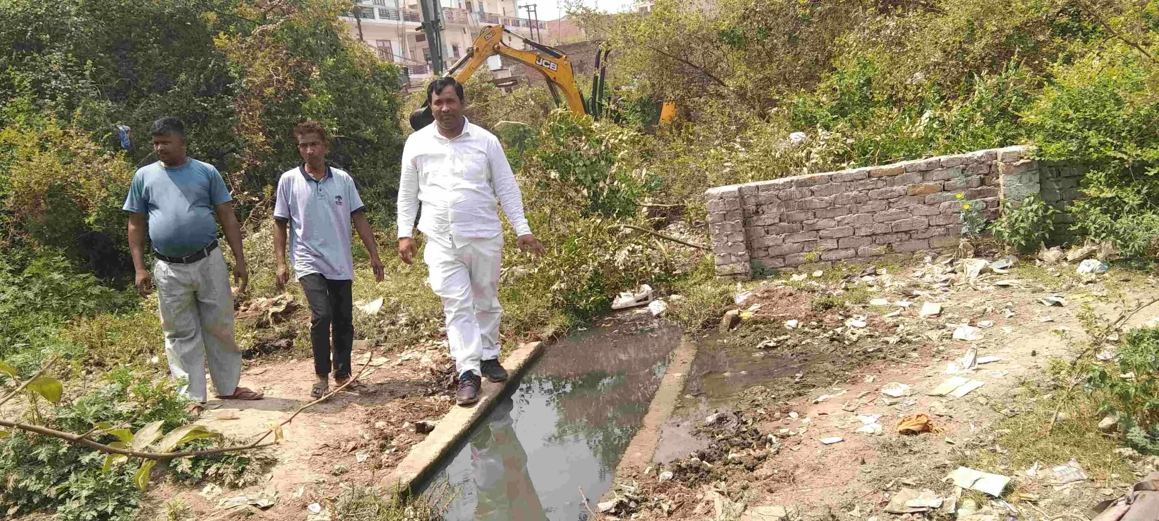 समाजसेवी ने बंद पड़े नाले को जेसीबी लगाकर साफ कराया