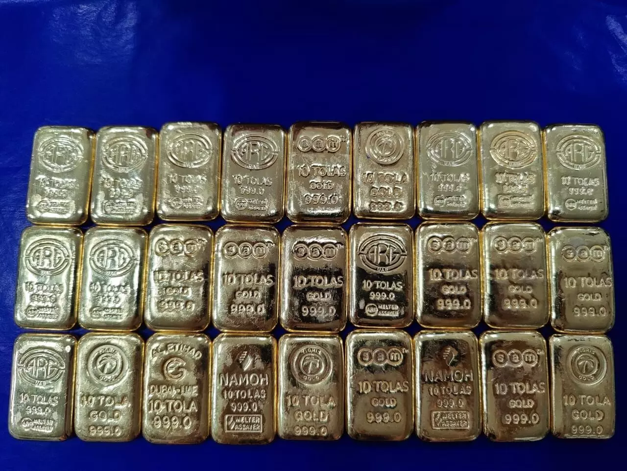 कस्टम अधिकारियों ने यात्री के पास से एक करोड़ अड़सठ लाख रुपए की कीमत का सोना पकड़ा