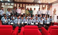 माध्यमिक शिक्षा मंत्री ने इंजीनियरिंग छात्र-छात्राओ को बांटे टैबलेट माध्यमिक शिक्षा मंत्री ने इंजीनियरिंग छात्र-छात्राओ को बांटे टैबलेट