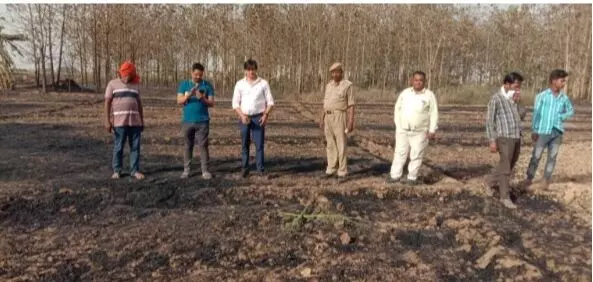 गेहूं के खेतों में लगी आग लगभग 10 बीघा फसल जलकर हुयी राख