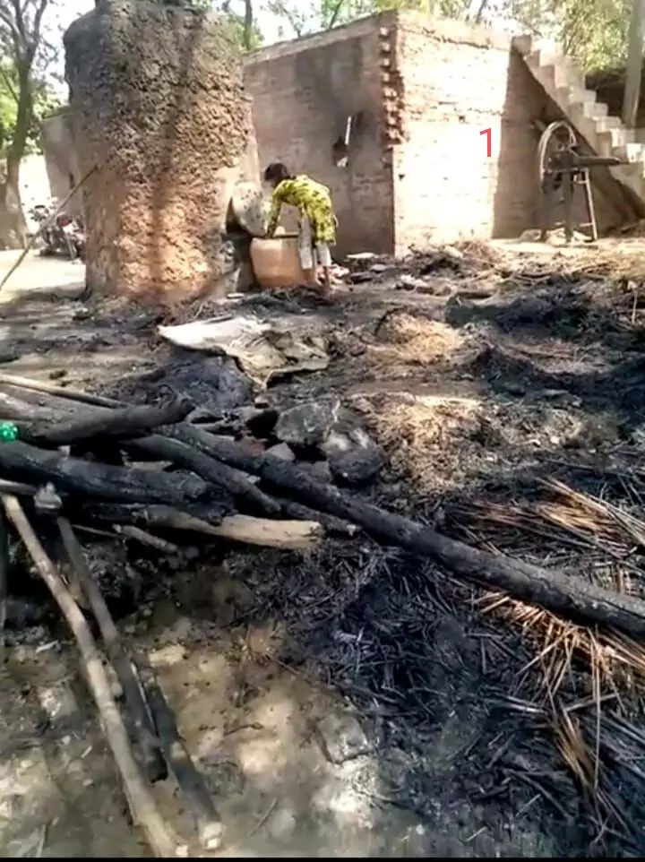 अज्ञात कारणों से लगी आग में एक परिवार की गृहस्थी जलकर हुई राख