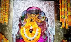 मां शीतला चौकियां धाम के गर्भ गृह में लगा चांदी का सिंहासन