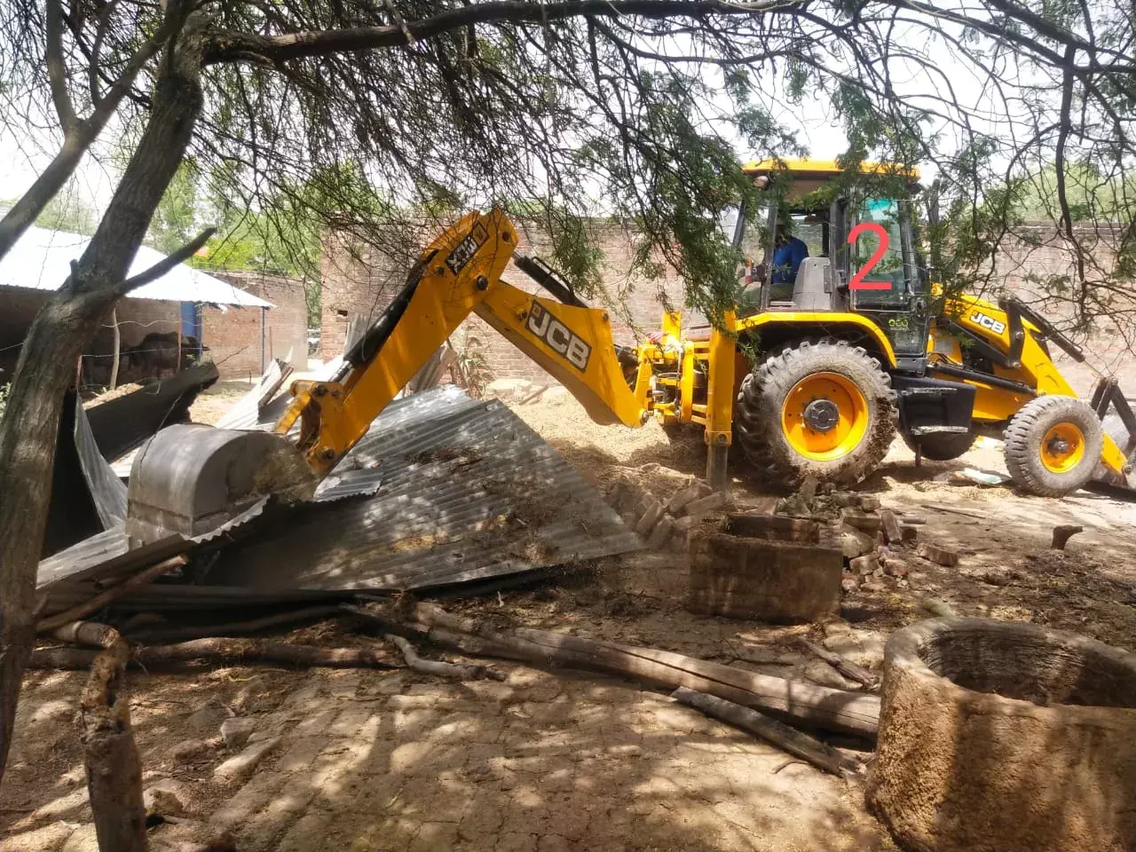 उप जिलाधिकारी की मौजूदगी में अवैध कब्जों पर चला बुलडोजर खाली कराई गई सरकारी जमीन उप जिलाधिकारी की मौजूदगी में अवैध कब्जों पर चला बुलडोजर खाली कराई गई सरकारी जमीन