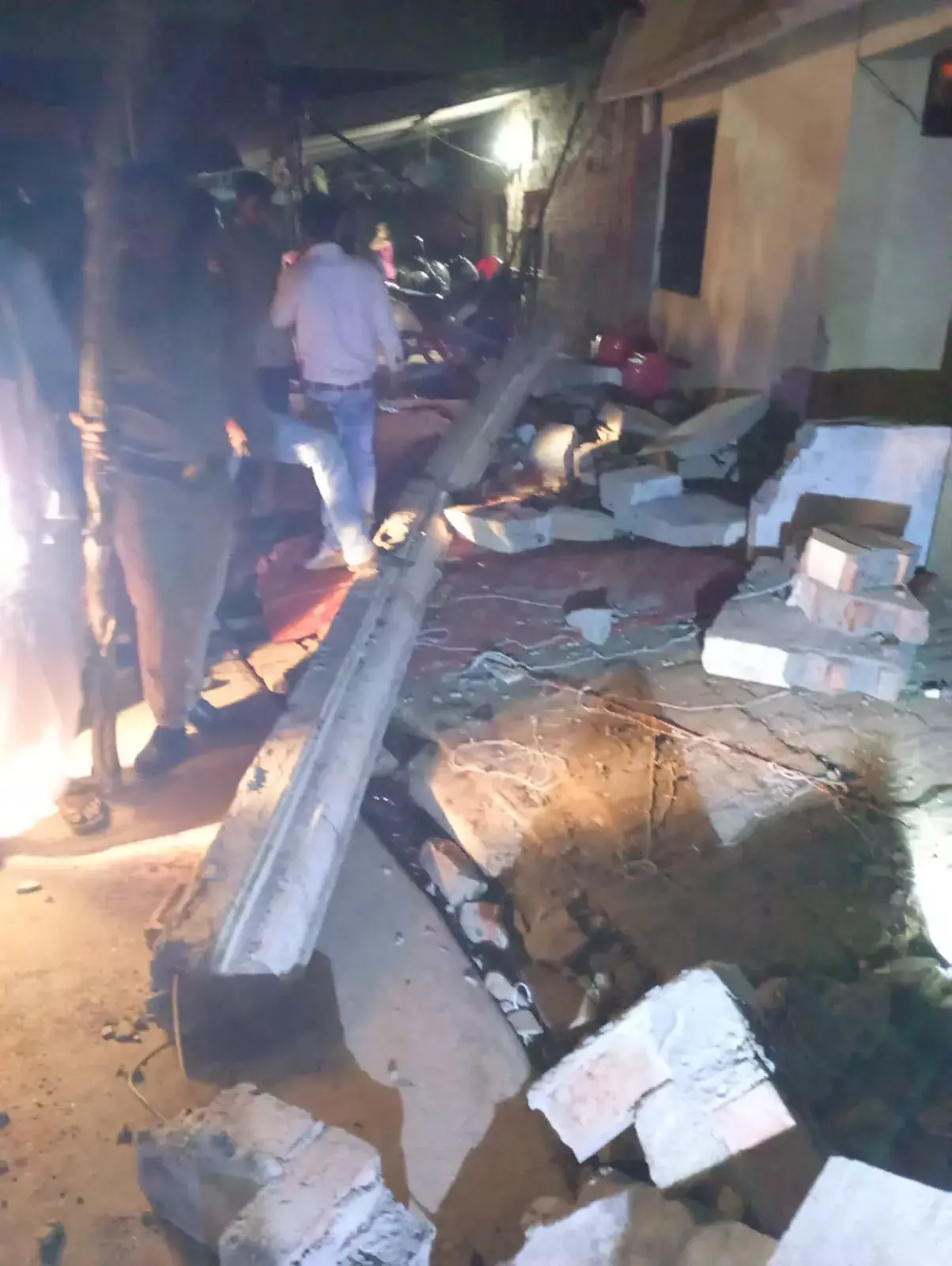 वैवाहिक कार्यक्रम में छज्जा गिरा दो दर्जन से अधिक घयल वैवाहिक कार्यक्रम में छज्जा गिरा दो दर्जन से अधिक घयल