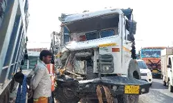 डम्फरो में टक्कर,चालक घायल डम्फरो में टक्कर,चालक घायल