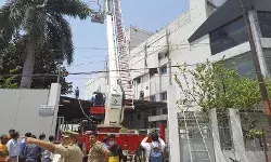 कार शोरूम में आग लगने से मचा हड़कंप