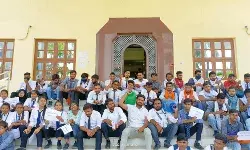 कुलपति कार्यालय का घेराव कर छात्र-छात्राओं ने किया प्रदर्शन कुलपति कार्यालय का घेराव कर छात्र-छात्राओं ने किया प्रदर्शन